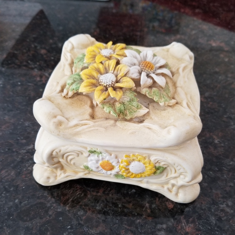 Daisy Vintage Jewelry Box
